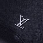 Louis Vuitton Avenue Sling Bag Taiga Black 31Cm LV M30443 - Image 7