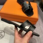 Hermes Oran Sandal Noir H021056Z 01340 - Image 3